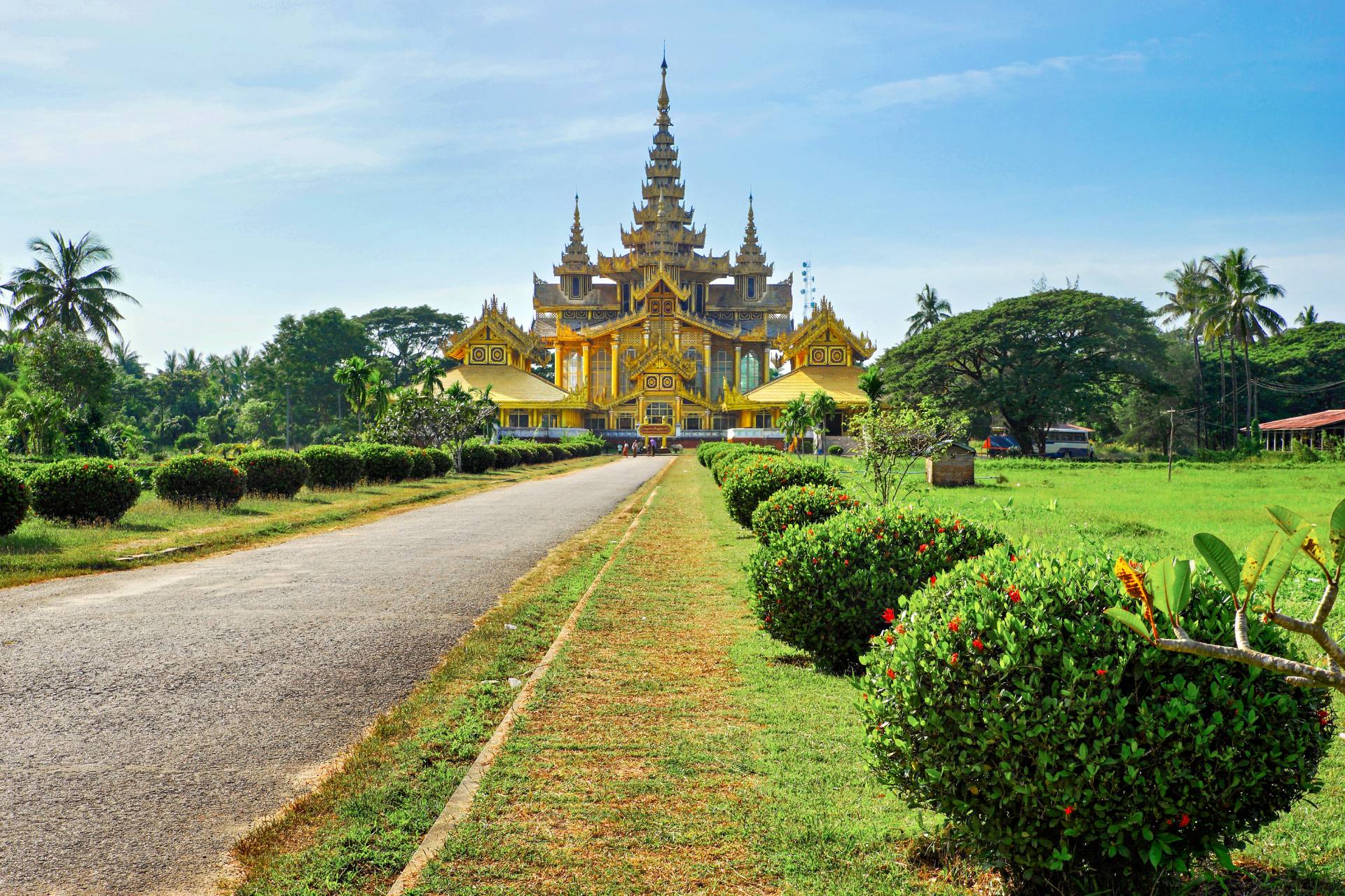 Beim heutigen Kanbawzathadi Palast handelt es sich um eine Rekonstruktion des ursprünglichen Königspalastes, der 1556 für König Bayinnaung erbaut wurde. Er vermittelt einen guten Eindruck von der Pracht und dem Reichtum des zweiten burmesischen Reiches. Der Palast wurde nach dem ursprünglichen Entwurf wieder aufgebaut, basierend auf den Erkenntnissen aus den Ausgrabungen und den ursprünglichen Plänen des Gebäudes. Der riesige Palast bestand aus 76 Wohnungen und Sälen.